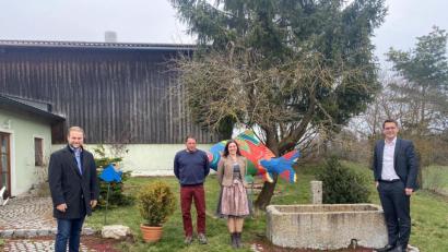 Bild: Büro Doleschal/exb
Zu einem Fachgespräch über die Herausforderungen der Teichwirtschaft trafen sich Europaabgeordneter Christian Doleschal (rechts) und Wiesaus Dritter Bürgermeister André Putzlocher (links) mit Klaus und Lena Bächer.