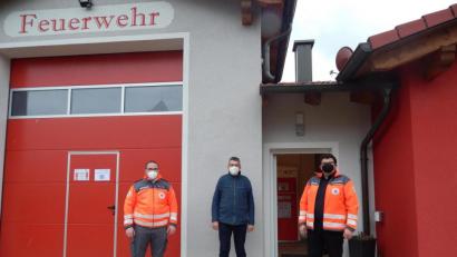 Bild: BRK Bärnau/exb
Auf dem Bild (von links): Bereitschaftsleiter Thomas Wagner, Bürgermeister Franz Schöner, BRK-Kreisgeschäftsführer Holger Schedl.