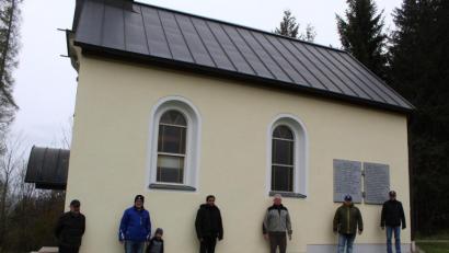 Bild: soj
Rudi Rubenbauer (von links), Kirchenpfleger Stefan Kausler mit Sohn Fabian, Pfarrer Pater Anish George, Hubert Becher, Malermeister Michael Schinner und Pfarrgemeinderatssprecher Hans Enders freuen sich über den Anstrich der Kalvarienbergkapelle.