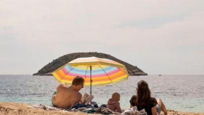 Symbolbild: John-Patrick Morarescu/dpa
Psychologinnen und Psychologen befürchten, Freiheiten für Geimpfte und Genesene könnten zu Neid und Unzufriedenheit bei jenen führen, für die weiterhin Einschränkungen gelten - als besonders heikel sehen sie das Thema Urlaub.