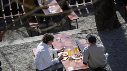 Symbolbild: Tom Weller/dpa
Gemütlich im Biergarten anstoßen: Das ist keine Zukunftsmusik mehr. Schon ab Montag, 10 Mai, darf die Außengastronomie, allen voran Biergärten, unter bestimmten Bedingungen wieder öffnen.