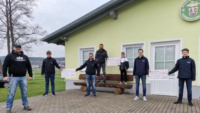 Bild: Heiko Münchmeier/exb
Spender und Empfänger freuen sich über eine gelungene Aktion. Im Bild von links 
Peter Böhm, Laurenz Rosenberg, Fabian Lang, Sandro Zeitler, Felix Zeitler, Dominik Friedl und Leon Bodensteiner.