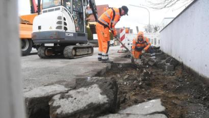 Bild: Gabi Schönberger
Derzeit bringen Arbeiter die Domprediger-Dr.-Maier-Straße auf Vordermann.