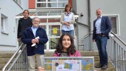 Bild: Kunz
Ramona Scharnagl präsentiert stolz ihre Siegerpostkarte, die Nico Erhardt (links) rahmen ließ. Unter den Gratulanten waren Veit Wagner (Zweiter von links), Ursula Soderer und stellvertretender Schulleiter Eduard Bauer (rechts).