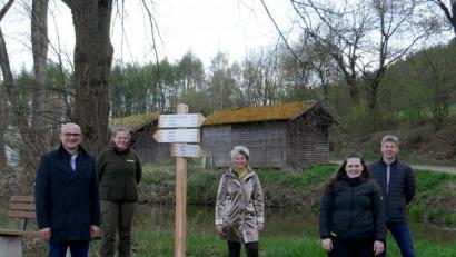 Bild: Michael Kulzer
Bei einer Begutachtung vor Ort freuten sich Schwarzhofens Bürgermeister Maximilian Beer, der zugleich auch stellvertretender Vorsitzender des Naturparkvereins ist, Naturpark-Rangerin Helene Seitz, Tourismusreferentin Alexandra Beier, Projektleiterin Julia Braun, und Markus Kurz vom Naturpark Oberpfälzer Wald über die Qualitätsverbesserung bei den Wanderwegen (von links).