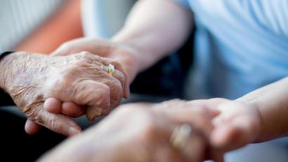 Bild: Tom Weller/dpa
Helfen Sie mit, die Menschen, die sich täglich für die Gesundheit und Pflege ihrer Mitmenschen engagieren, wertzuschätzen und ihnen Gehör zu verschaffen. Schicken Sie uns Ihr „Danke“ und teilen Sie Ihre Geschichte.