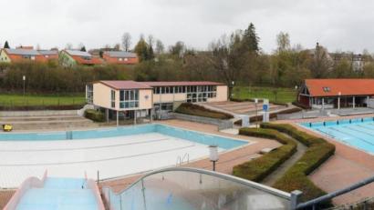 Bild: njn
Für das Erbendorfer Freibad gibt es aus dem Förderprogramm "Sanierung kommunaler Einrichtungen in den Bereichen Sport, Jugend und Kultur" eine halbe Million Euro.