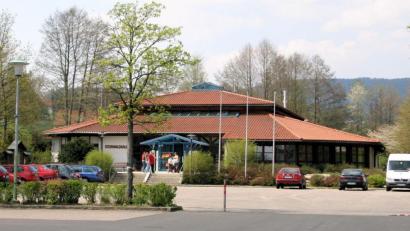 Archivbild: bsc
In der großen Steinwaldhalle in Friedenfels können sich künftig Bürger jeden Freitag testen lassen. Die BRK-Bereitschaft Friedenfels hat im Auftrag des BRK-Kreisverbandes Tirschenreuth und in Zusammenarbeit mit der Gemeinde eine Corona-Teststation eingerichtet.