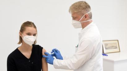 Bild: Gabi Schönberger
Dr. Matthias Loew aus Weiden würde in seiner Praxis mehr Impfungen gegen das Coronavirus vornehmen. Doch die Liefermengen sind bescheiden.