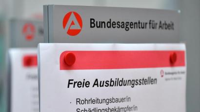 Bild: Martin Schutt/dpa
Im Landkreis Schwandorf gibt es deutlich mehr Ausbildungsplätze als Bewerber um eine Lehrstelle. .