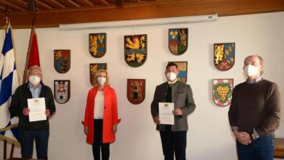Bild: bey
Pleysteins Zweite Bürgermeisterin Andrea Lang überreicht Ludwig Putzer (links) und Bürgermeister Rainer Rewitzer (Zweiter von rechts) die kommunale Dankurkunde des Freistaates Bayern. Auch Geschäftsleiter Günter Gschwindler gratuliert.