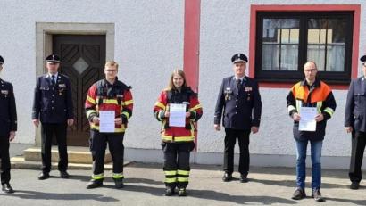 Bild: jr
Mitglieder der Feuerwehren Mitterteich und Leonberg absolvierten mit Erfolg einen Online-Funk-Lehrgang. Im Bild (von links) stellvertretender Kommandant Günther Sommer, Kommandant Franz Bauernfeind (beide Mitterteich), Max Schicker, Lena Nemsow, Kreisbrandmeister Wolfgang Wedlich, Thomas Psarski und Kommandant Thomas Lindner (Leonberg).