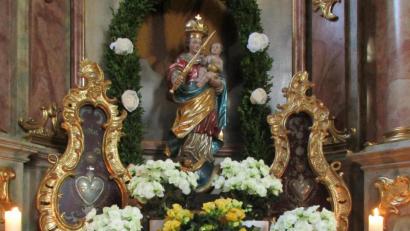 Bild: Maria Hoch
Der geschmückte Mai-Altar in der Pertolzhofener Kirche.