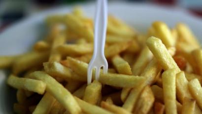 Symbolbild: Ina Fassbender/dpa
2020 war für viele Kartoffelbauern ein schlechtes Jahr. Das hat zu Befürchtungen geführt, dass 2021 die Anbaufläche sinken und die Preise steigen könnten.