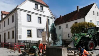 Bild: Portner
Der Bauhof stellte die Eisenbarth-Statue wieder am angestammten Platz vorm Museum auf.