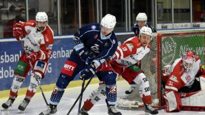 Archivbild: gb
Marius Schmidt (blaues Trikot, Szene aus einer Partie gegen Regensburg) stürmt auch in der kommenden Saison für die Blue Devils Weiden.
