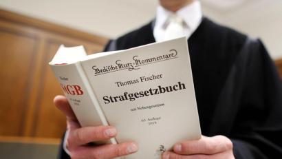 Bild: Oliver Berg/dpa
Ein Richter mit dem Strafgesetzbuch (StGB).