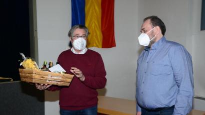 Bild: bey
Bürgermeister Reiner Gäbl (links) gratuliert Marktgemeinderat Georg Zierer zur Auszeichnung mit der Kommunalen Verdienstmedaille des Freistaates Bayern in Bronze und überreicht eine Präsentkorb, sinnigerweise mit einer Einladung zur Besichtigung des Kommunbrauhauses Eslarn.