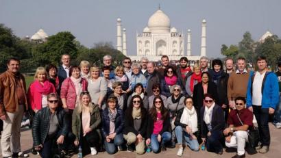 Bild: ga
Die 36 Indien-Reisenden aus der Pfarreiengemeinschaft Schwarzach-Altfalter/Kemnath/Unterauerbach vor dem weltberühmten Taj Mahal im Norden Indiens.
