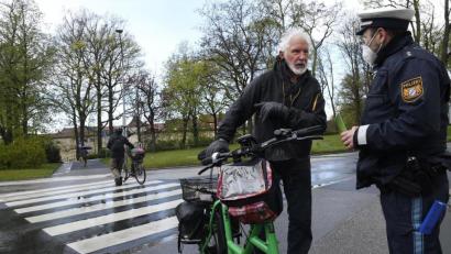 Bild: Petra Hartl
Alles richtig gemacht. Dieser Radfahrer schiebt sein Gefährt über den Zebrastreifen. Er musste – wie viele andere auch – beim Aktionstag der Polizei nicht ermahnt werden.