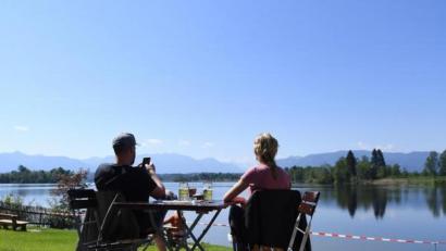 Symbolbild: Angelika Warmuth
Markus Söder hat am Dienstag die nächsten Öffnungsschritte für Bayern bekanntgegeben. So kann die Außengastro ab Montag in einigen Regionen wieder öffnen.