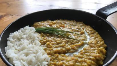 Bild:  Michael Schiffer
Die ursprünglich roten Linsen werden beim Kochen gelb. Zum Dhal-Curry schmecken Reis oder Brot.