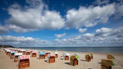 Symbolbild: Christian Charisius/dpa
Urlaub am Meer rückt wieder mehr in greifbare Nähe: Viele Länder in Europa lockern und öffnen sich bald wieder für Touristen.