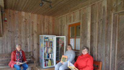 Bild: amö
Nachdem der öffentliche Bücherschrank in Muschenried aufgestellt war, nutzten (von links) Fördervereins-Vorsitzende Monika Ermer, Monika Borowski und Annemarie Mösbauer die Gelegenheit zum Probelesen.