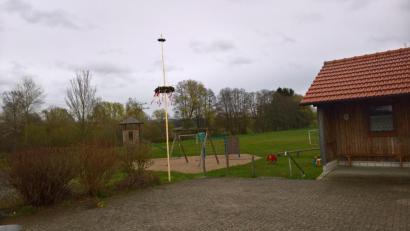 Bild: rpp
Beim Spielplatz in Unterbruck steht heuer nur der kleine Bruder des sonst so stattlichen Maibaums. Er ist in Rot-Weiß gehalten.