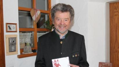 Bild: pi
Johann Walbrunn präsentiert mit großer Freude die CD "Geschichten aus dem Zottbachtal" und würdigt das Engagement von Erika Eichenseer.