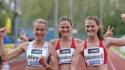 Bild: Ralf Görlitz
Domenika Mayer aus Neukirchen (links) freut sich über Bronze bei den deutschen Meisterschaften über die 10.000 Meter. Es siegte Rabea Schöneborn (Mitte) vor ihrer Zwillingsschwester Deborah Schöneborn (beide LG Nord Berlin).