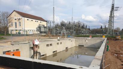 Bild: ws
Aktuell wird am Umspannwerk im Stadtteil Lerchenfeld das neue Schalthaus der Stadtwerke errichtet.