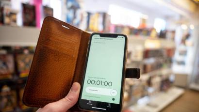 Symbolbild: Sebastian Gollnow/dpa
Ein Mann hält ein Smartphone mit der Luca-App zur digitalen Kontaktnachverfolgung in der Hand: Die App ist mittlerweile bayernweit nutzbar.