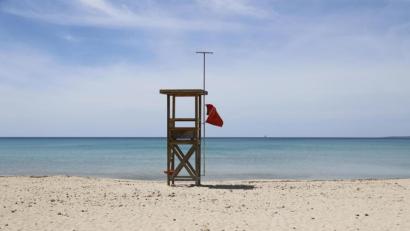 Archivbild: Clara Margais
Eine rote Flagge weht am Strand von Arenal, um das Schwimmen zu verbieten. Die Abwesenheit von Touristen ist an den Stränden Mallorcas spürbar.