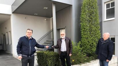 Bild: exb
Josef Bergler und Otto Götz übergeben den letzten Rest des Kassenbestandes, immerhin noch gut 300 Euro, an Bürgermeister Karlheinz Budnik.