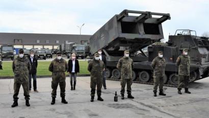 Bild: Mario Hönig/Bundeswehr
Die Vertreter des BRK (hinten, von links) Thomas Rauch, Edeltraut Sperber und Sandro Galitzdörfer bedanken sich bei ihren uniformierten Helfern.