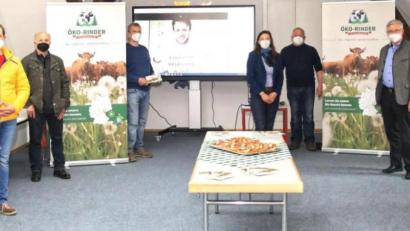 Bild: njn
Im Kulturspeicher des Rathauses wurde via Videokonferenz das Online-Hofladen-Programm vorstellt. Auf dem Bild (von links) Projektmanager der Öko-Modellregion, Günther Erhardt, Bio-Rinderhalter Matthias Zahn, die beiden Vorsitzenden der Erzeugergemeinschaft, Werner Schindler und Johann Brunner, Projektmanagerin der Öko-Modellregion, Elisabeth Waldeck, Metzgermeister Josef Ackermann, der Vorsitzende der Steinwald-Allianz, Bürgermeister Johannes Reger, Geschäftsführer Martin Schmid und Angela Ackermann von der Landmetzgerei Ackermann.