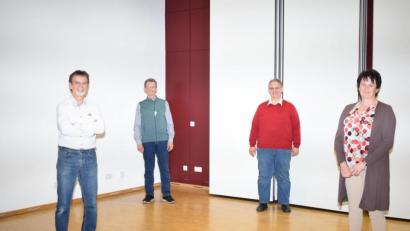 Bild: bnr
Der Verein "Tafel Nabburg e.V." wählte in seiner Gründungsversammlung Albert Bruckner (links) zum Vorsitzenden. Als Stellvertreterin steht ihm Ernestine Gietl (rechts) zur Seite. Die Kasse führt Schatzmeister Manfred Seibert (Zweiter von links) und zum Schriftführer wurde Jürgen Gradl (Zweiter von rechts) gewählt.