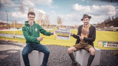 Bild:  Michael Golinski/exb
Sie sind die Ausrichter des Online-Vatertagsfestes (von links): Andreas Weiß, der Juniorvorsitzende des 1. FC Rieden und der Musiker und Moderator Florian Gröninger.