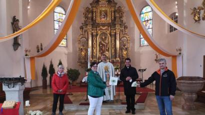 Bild: Petra Hoffmann./exb
Über die Renovierung des Marienmessgewands freuen sich (von links) Andrea Meiler und Regina Völkl (KDFB), Kirchenpfleger Willibald Fuchs, Stadtpfarrer Thomas Kohlhepp und Roland Hoffmann (Kolping).