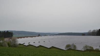 Bild: pko
Seit dem vergangenen Oktober ist die Photovoltaikanlage am Diendorfer Berg in Betrieb. Künftig möchte die Stadt Neunburg keine Solarparks auf der grünen Wiese mehr genehmigen.