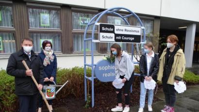 Bild: Dobmeier
Mit der Pflanzaktion einer weißen Rose mit Oberbürgermeister Jens Meyer, Rektorin Susanne Genser und den Schülersprecherinnen (von links) setzte die Sophie-Scholl-Realschule ein äußeres Zeichen vor der Schule für die Widerstandskämpferin.