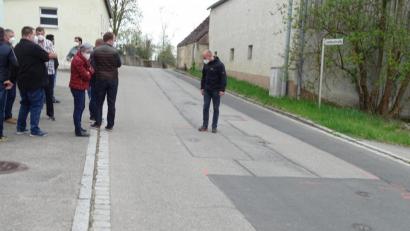 Bild: Houschka
Die Ortsstraße von Jeding gleicht einem Flickenteppich. Der Gemeinderat diskutierte bei einer Ortsbesichtigung, ob weiter ausgebessert oder zumindest ein Teilstück grundlegend erneuert wird. Eine Entscheidung darüber steht noch aus.