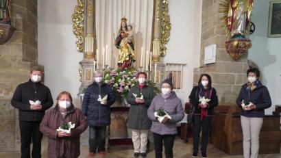 Bild: jzk
Vor dem geschmückten Marienaltar dankte Stadtpfarrer Thomas Kraus (links) den Frauenbundmitgliedern Regina Frank, Monika Schreyer-Herr, Anna Haberkorn, Rita Ponnath und Hilde Wolf (von rechts) für die Mitgestaltung des Muttertags-Gottesdienstes.