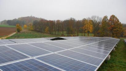Bild: oy
Photovoltaikanlagen im Gelände soll es auch künftig nicht im Gemeindegebiet geben. Nur für ein Vorhaben heimischer Unternehmer wurde eine Ausnahme erteilt. Dieses Projekt beinhaltet auch einen innovativen Langzeitspreicher.