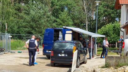 Archivbild: Hösamer
Im Schwandorfer Ortsteil Büchelkühn hatte die Polizei im Juni 2020 zwei Tote in einem Haus gefunden. Jetzt ist Anklage wegen Morden gegen einen mutmaßlichen Täter erhoben worden.