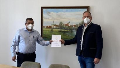 Bild: sei
Zweiter Bürgermeister Siegfried Janner (links) erhielt von Bürgermeister Richard Kammerer (rechts) die Bestellungsurkunde. Er darf nun auch standesamtliche Trauungen vornehmen.