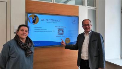 Bild: stg
Bürgermeister Roman Schäffler und VG-Mitarbeiterin Andrea Stauber setzen auf die Luca-App.
