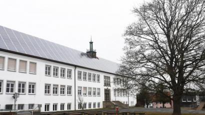Bild: Gabi Schönberger
Der Neubau der Grund- und Mittelschule ist beschlossene Sache, was aber nicht heißt, dass das markante weiße Gebäude aus den 1950er Jahren zwingend abgerissen werden muss.
