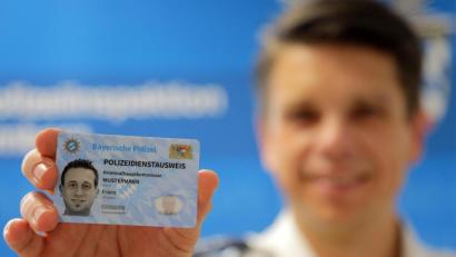 Bild: Wolfgang Steinbacher
Achim Kuchenbecker, der Pressesprecher der Polizeiinspektion Amberg, zeigt ein Musterexemplar des neuen Dienstausweises der bayerischen Polizei. Auch die Amberger Beamten haben ihn inzwischen bekommen.